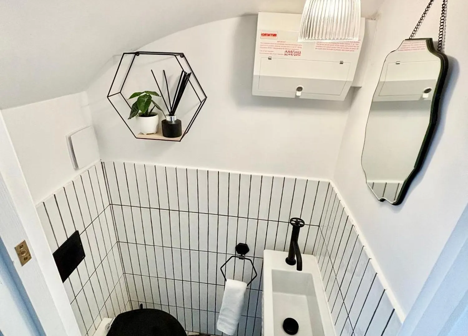 Stunning 3 Bedroom & 2 Bathroom Cottage With Patio Brighton