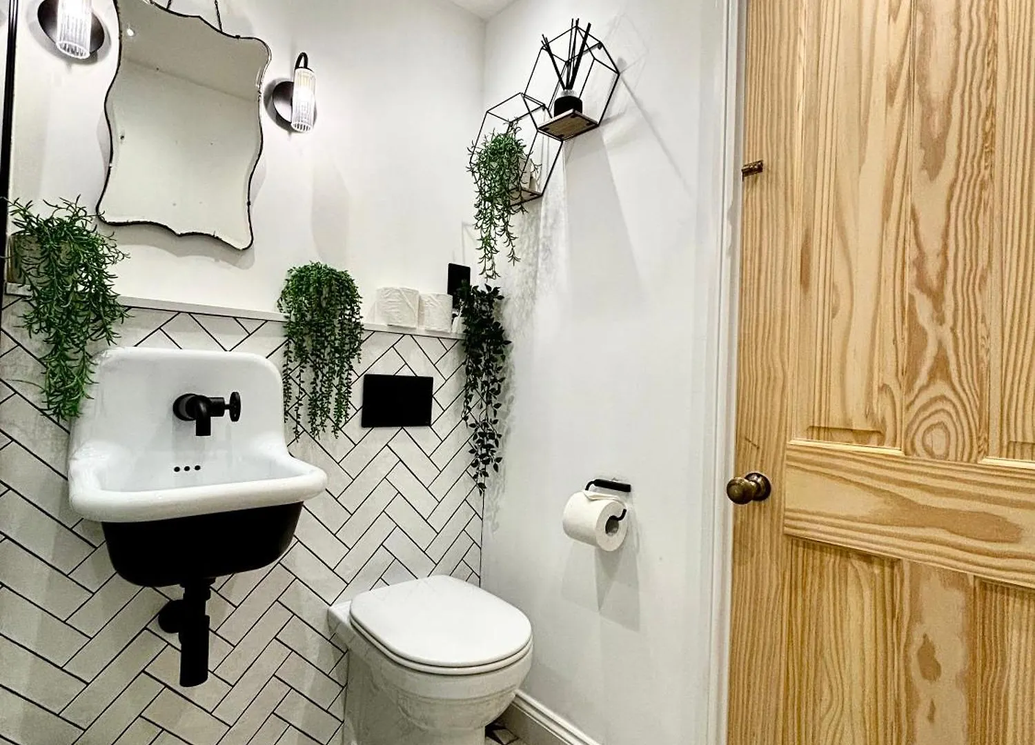 Stunning 3 Bedroom & 2 Bathroom Cottage With Patio Brighton 0*,  United Kingdom
