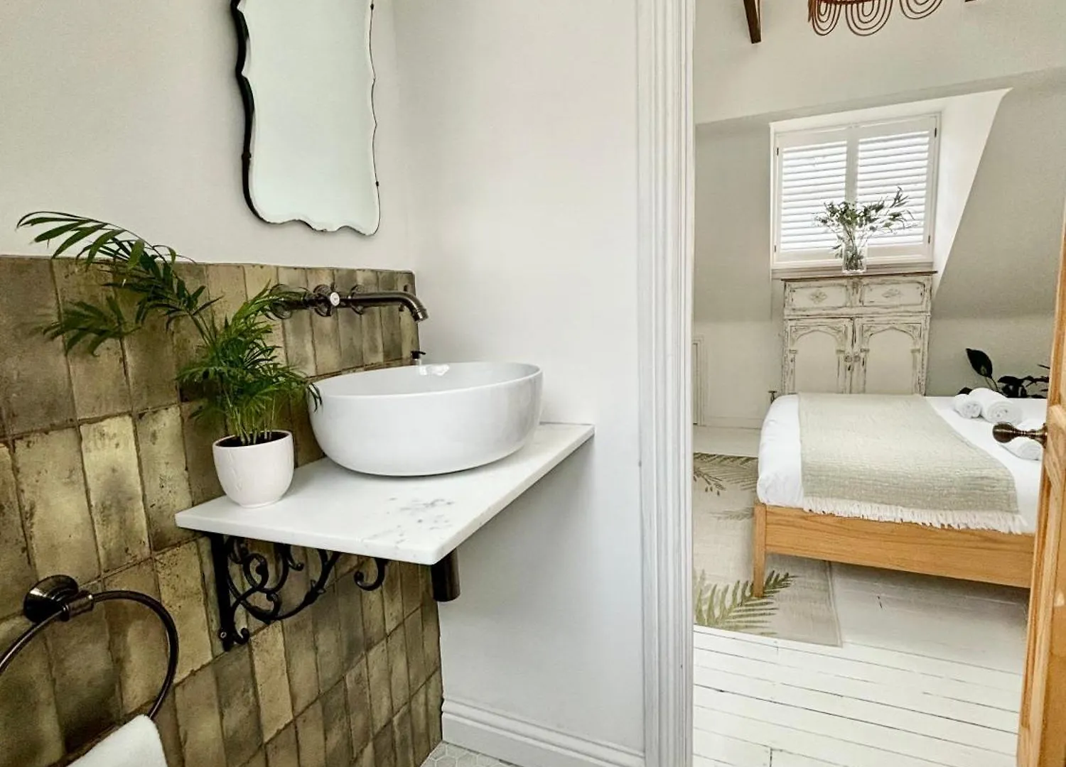 Stunning 3 Bedroom & 2 Bathroom Cottage With Patio Brighton United Kingdom