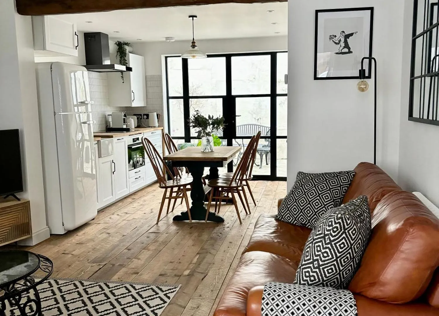 Stunning 3 Bedroom & 2 Bathroom Cottage With Patio contacts
