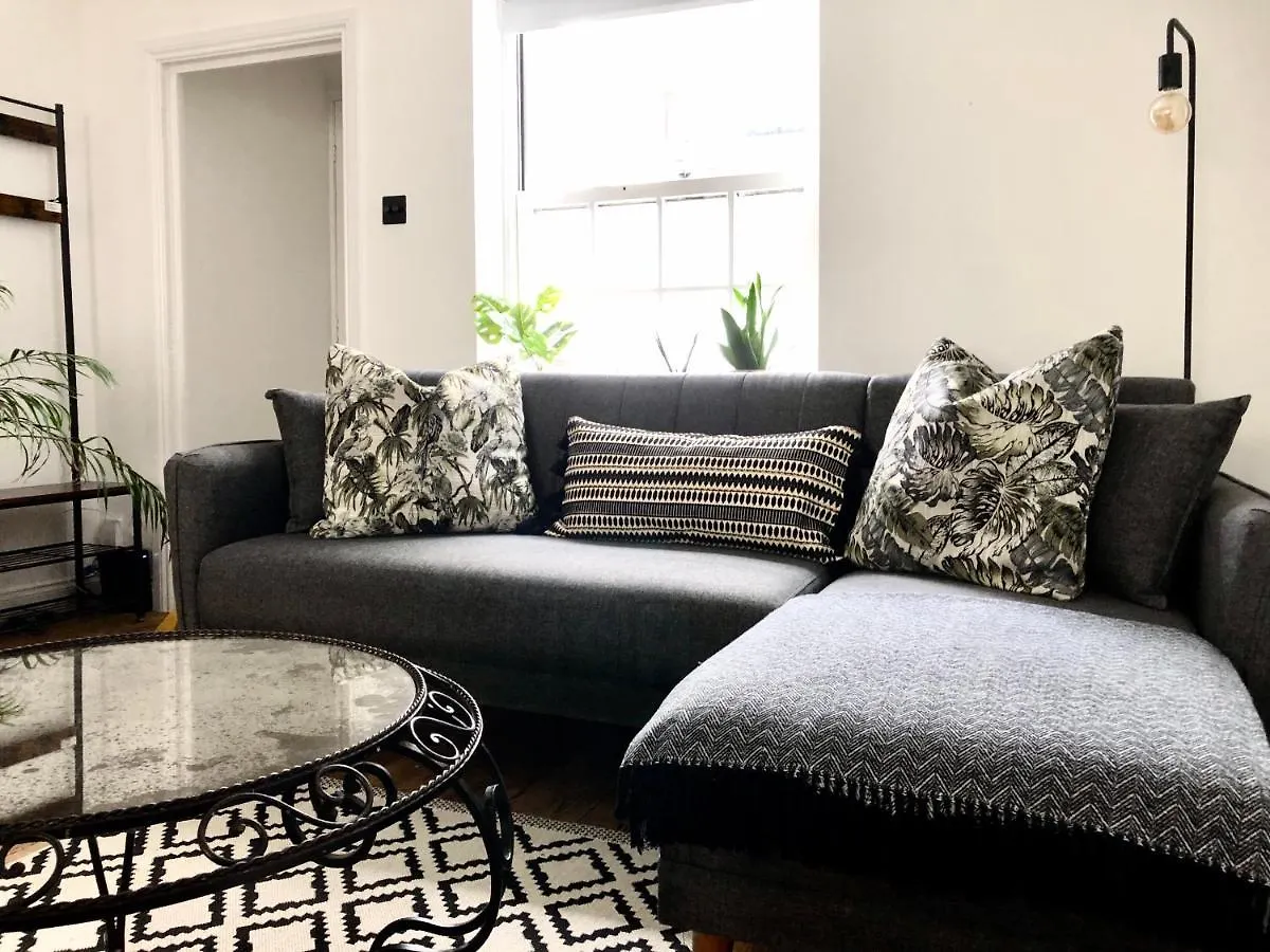 Stunning 3 Bedroom & 2 Bathroom Cottage With Patio 브라이턴